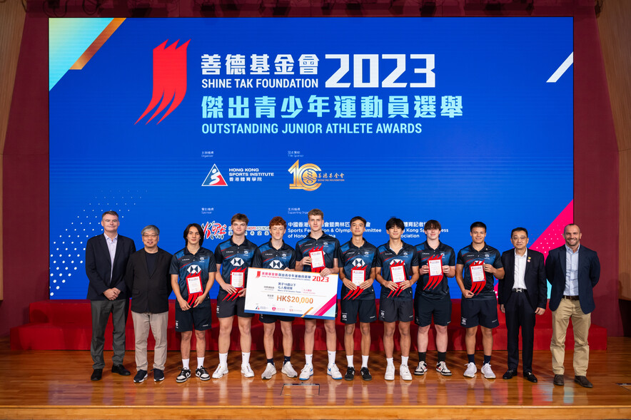 <p>善德基金会副主席王亚明先生（右二），联同中国香港体育协会暨奥林匹克委员会义务副秘书长黄宝基先生MH（左二），颁发第四季「杰出青少年运动员」奖项予男子18岁以下七人榄球队。</p>
